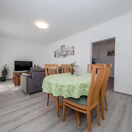 House Stojakovic アパート