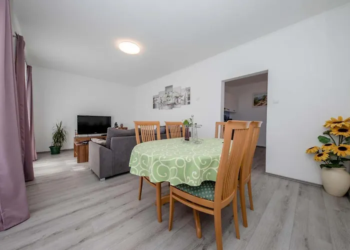 House Stojakovic アパート